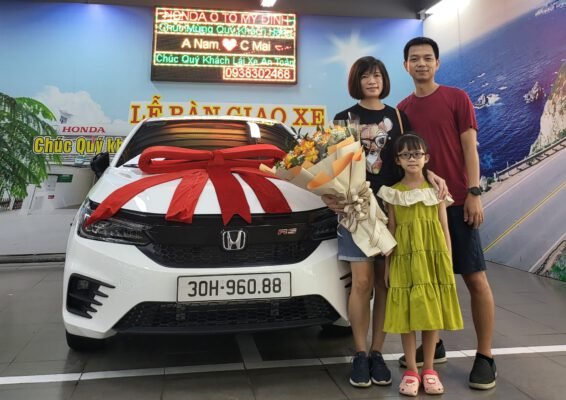 Hình ảnh khách hàng nhận bàn giao xe tại Honda Ô tô Mỹ Đình